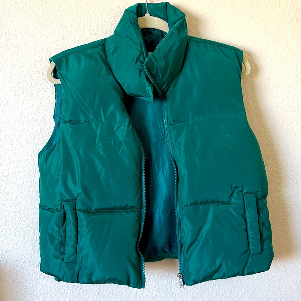 The cutest sleeveless green puffer 💚